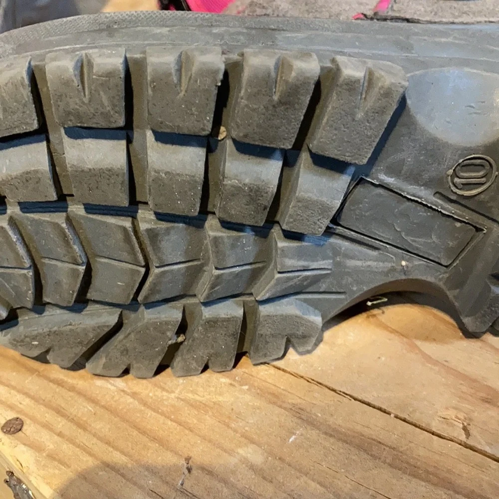 Size 10 Girls Totes winter snow boot. Leather and man made materials.